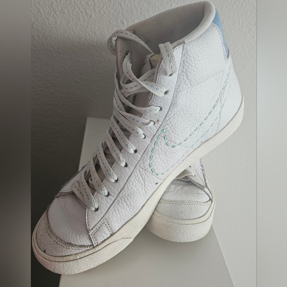 Nike White High-Top Sneakers Minimalist Design